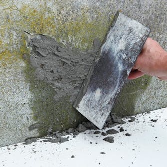 Sokkelin korjaus: Visko kostutetulle alueelle pieniä laastikokkareita Sokkelin korjaus: Visko kostutetulle alueelle pieniä laastikokkareita